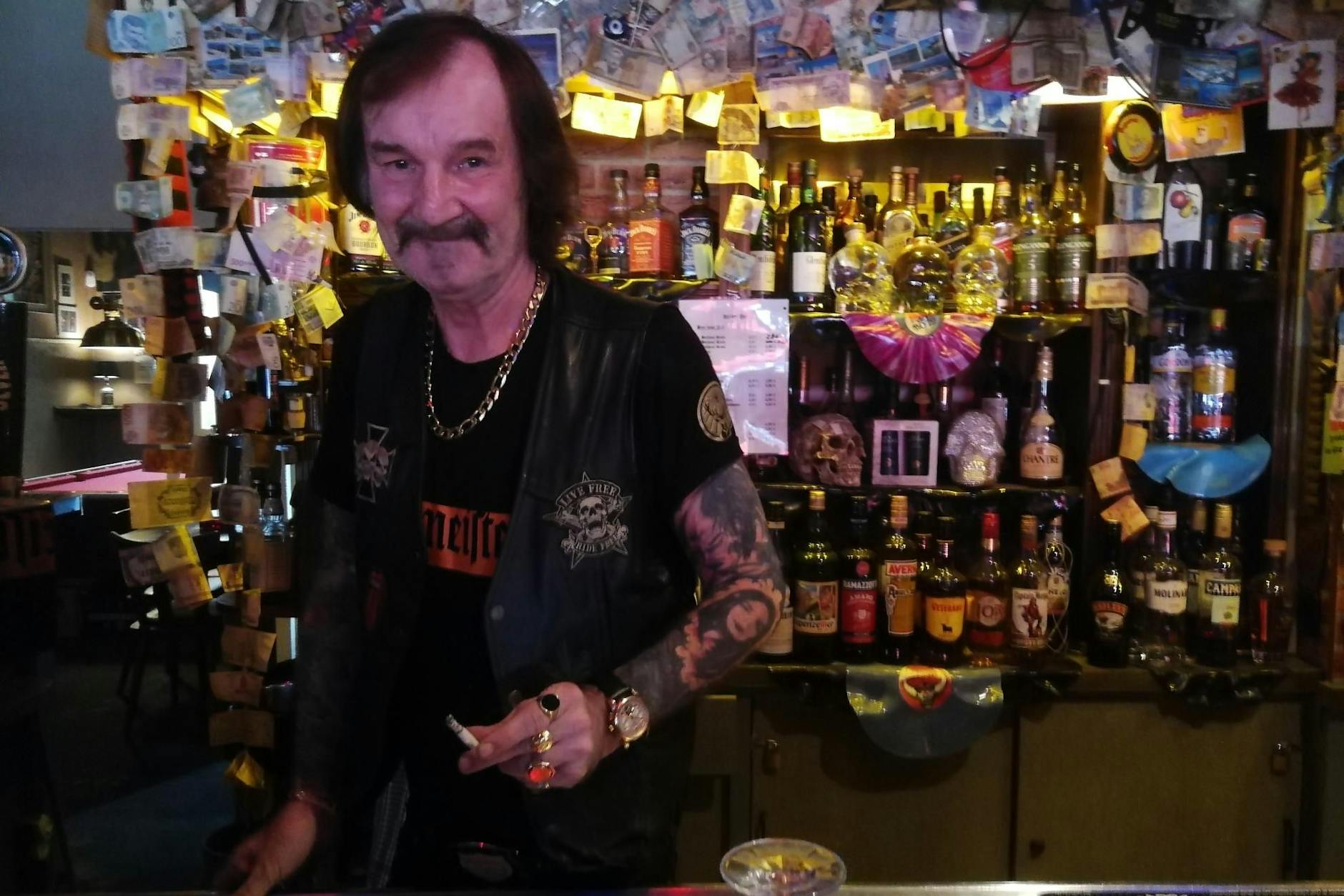 Hardy mag seinen Pub verraucht, aber sauber.