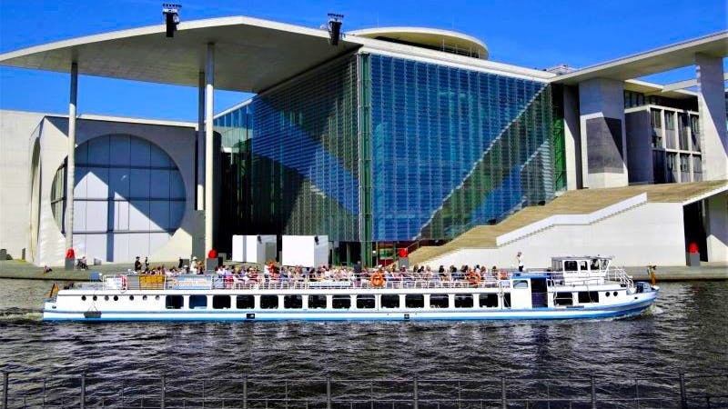 Schifffahrt „Citytour“: Durch das Regierungsviertel mit dem Kanzleramt und vorbei an vielen weiteren Highlights im Zentrum der Hauptstadt.