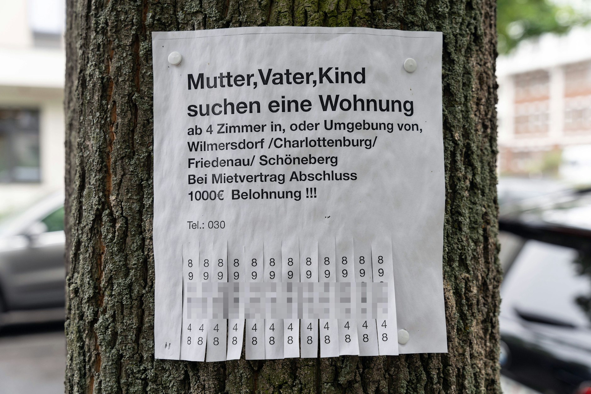 Menschen, die mit Zetteln nach einer Wohnung suchen. Ein vertrautes Bild in Berlin, das uns auch in Zukunft begegnen wird. Die Mietensteuer ist abgeblasen.