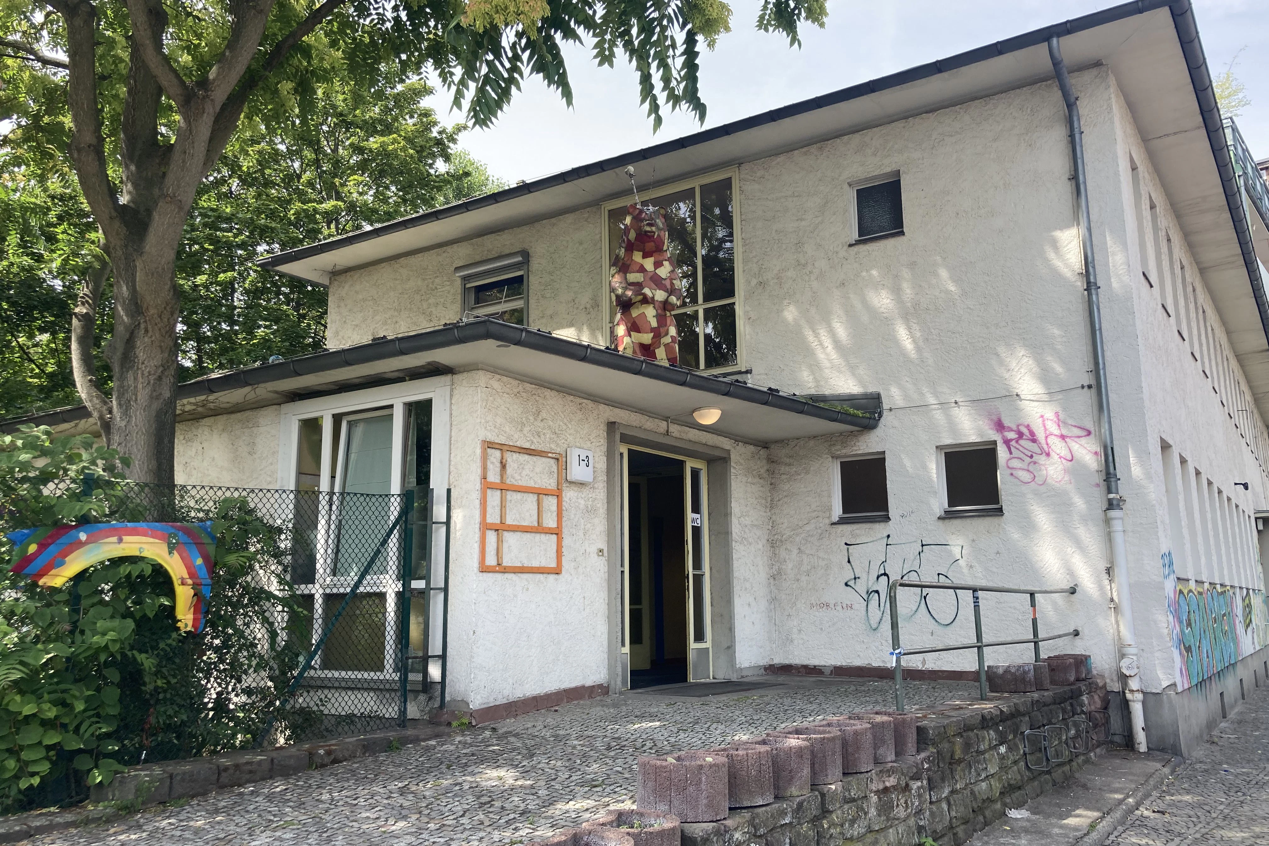 Die Unterkunft befindet sich im Erdgeschoss des Familienzentrums in der Kurmärkischen Straße 1–3.