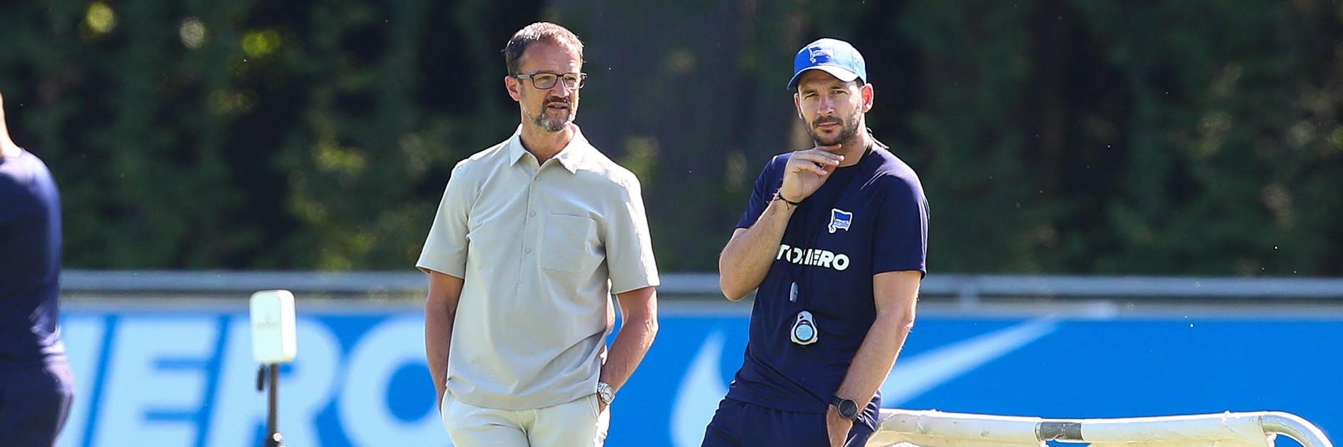 Blicken gespannt auf eine Woche, in der sich im Kader und auf dem Konto von Hertha BSC viel tun kann: Manager Fredi Bobic und Trainer Sandro Schwarz (r.).
