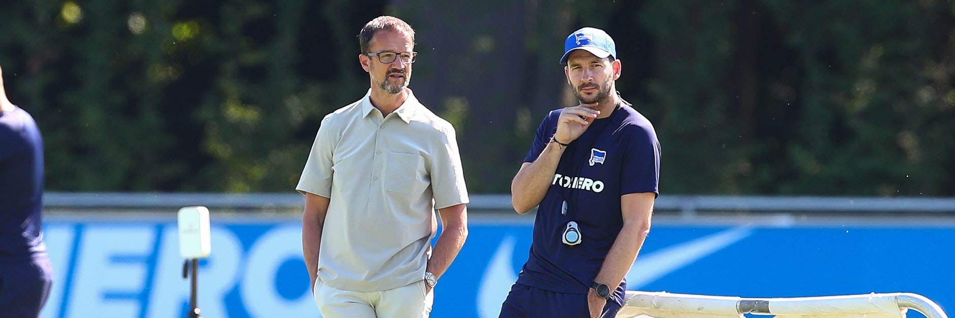 Blicken gespannt auf eine Woche, in der sich im Kader und auf dem Konto von Hertha BSC viel tun kann: Manager Fredi Bobic und Trainer Sandro Schwarz (r.).