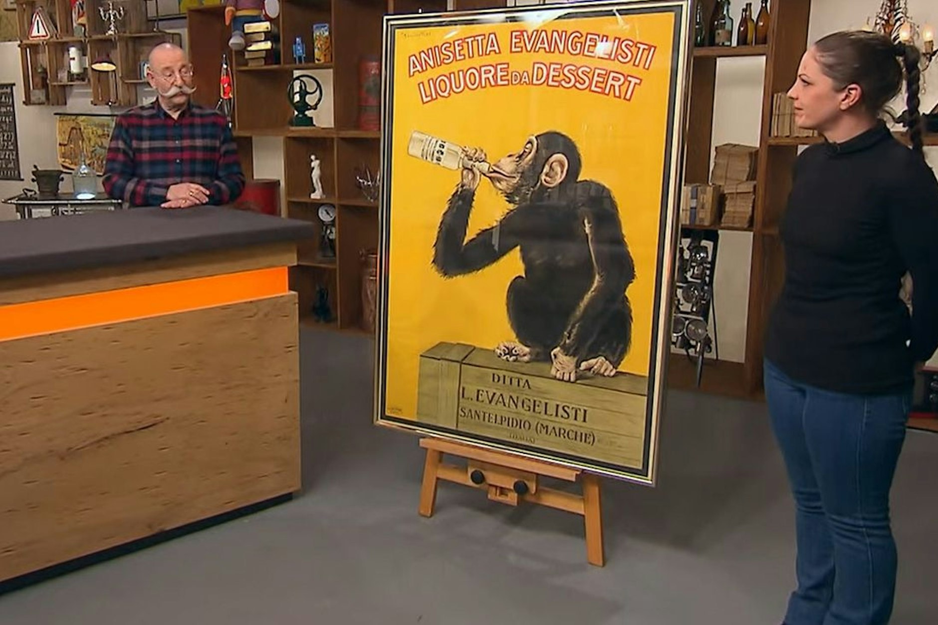 Affenliebe! Dieses Sammlerstück hat es zwei Händlern ganz besonders angetan.