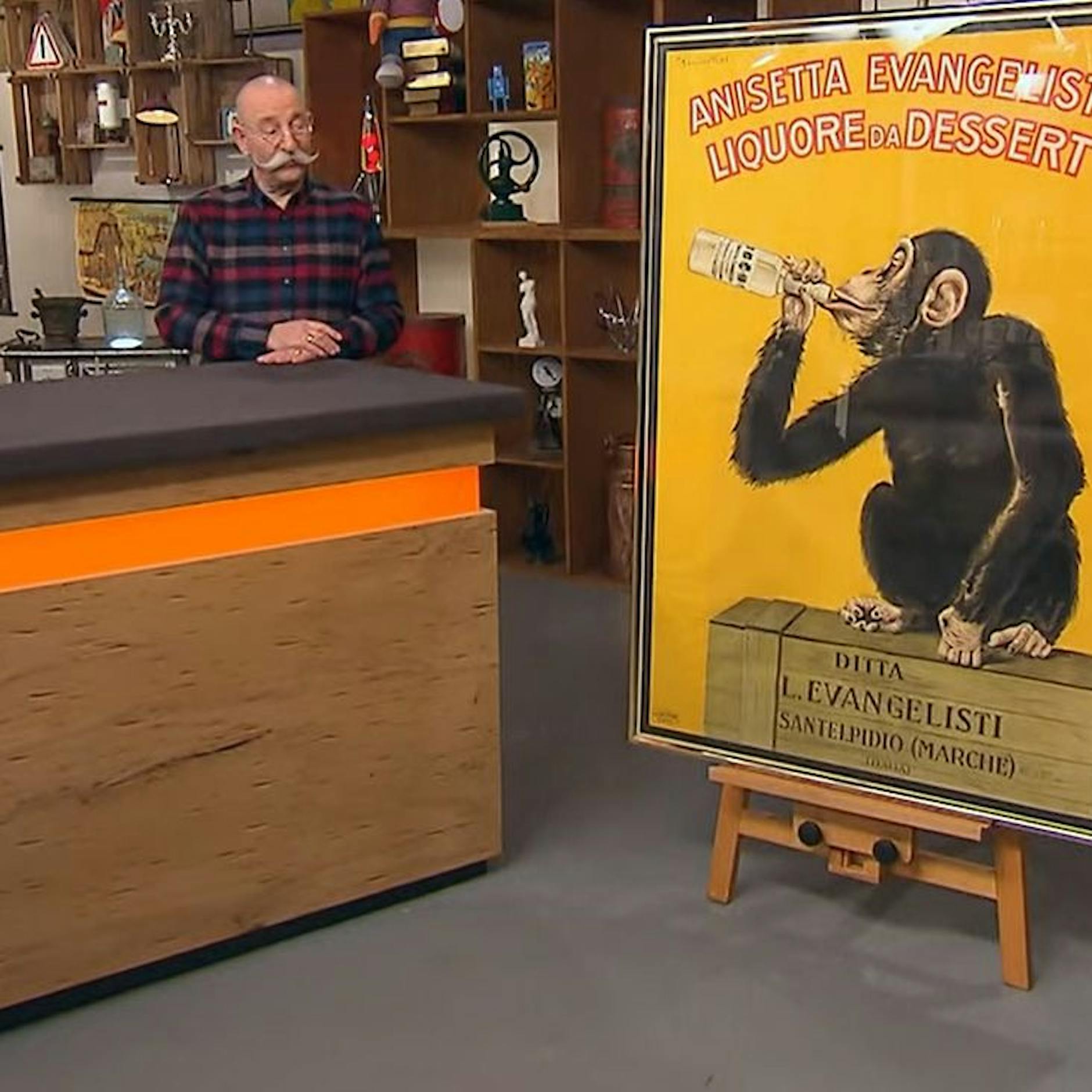 Schräges Schild bei „Bares für Rares“: Süffelnder Affe begeistert die Händler – und bringt DIESE irre Summe!
