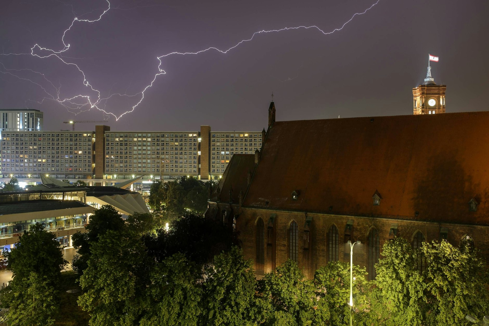 Blitze über dem Alexanderplatz in Berlin