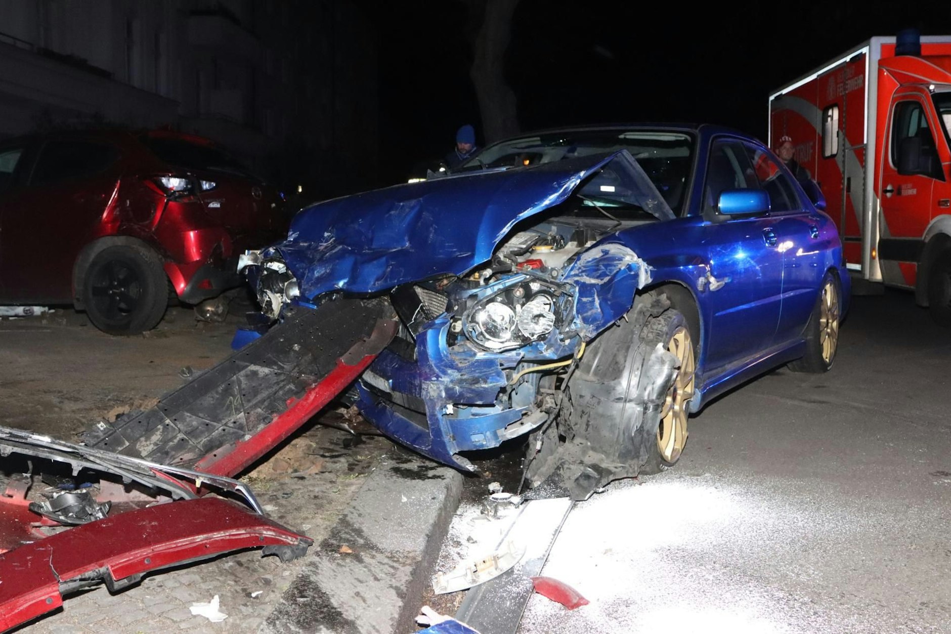 Raser-Unfall in Berlin-Baumschulenweg. Die Straße ist ein Trümmerfeld.