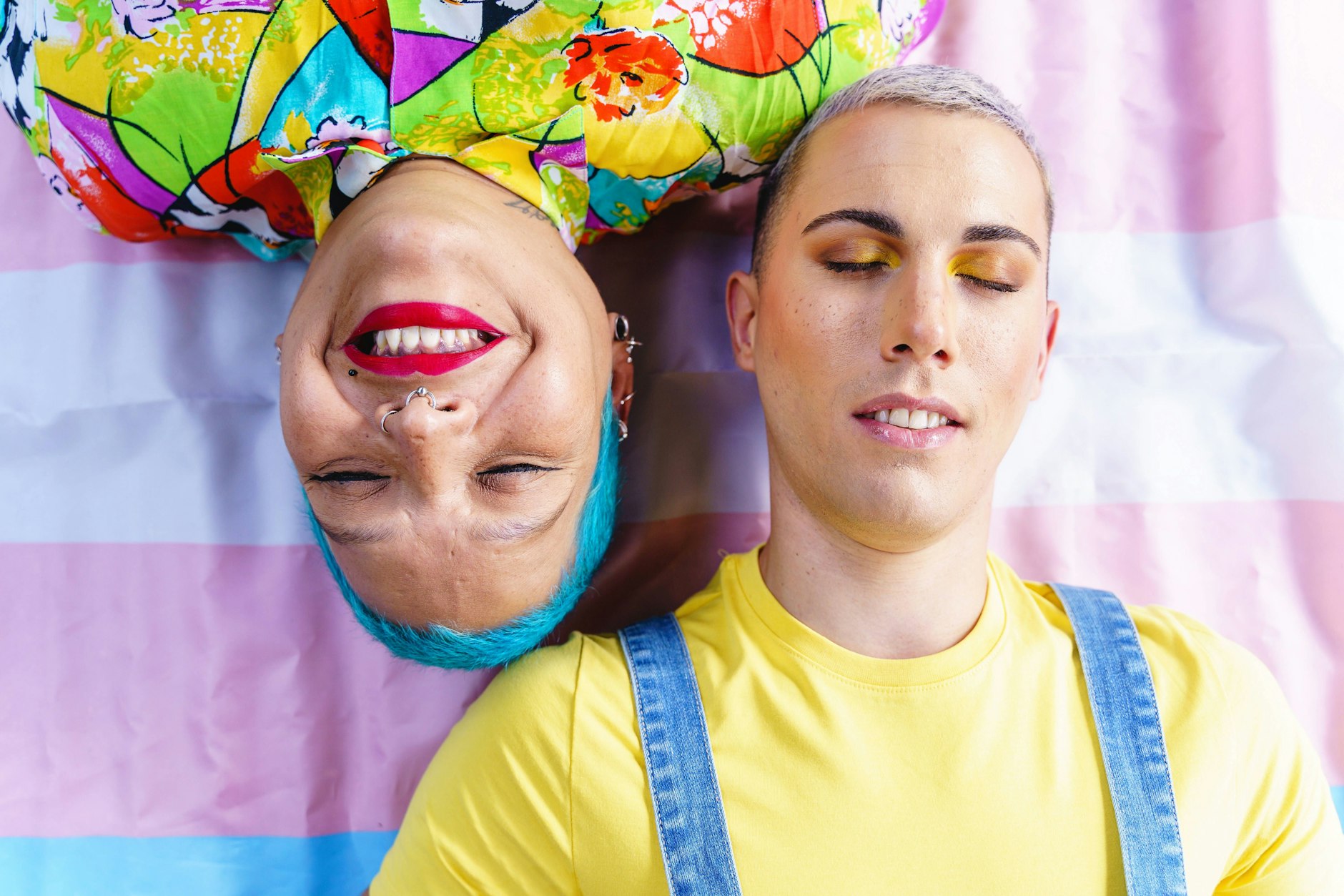 Ein Paar lässt sich zum Internationalen Tag der Sichtbarkeit von Transgender am 31. März fotografieren.