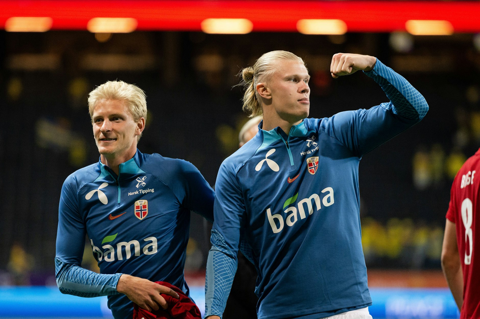 Stark: Superstar Erling Haaland (r.) spendete für ein Umweltprojekt von Landsmann und Kumpel&nbsp;Thorsby bereits seine Schuhe.