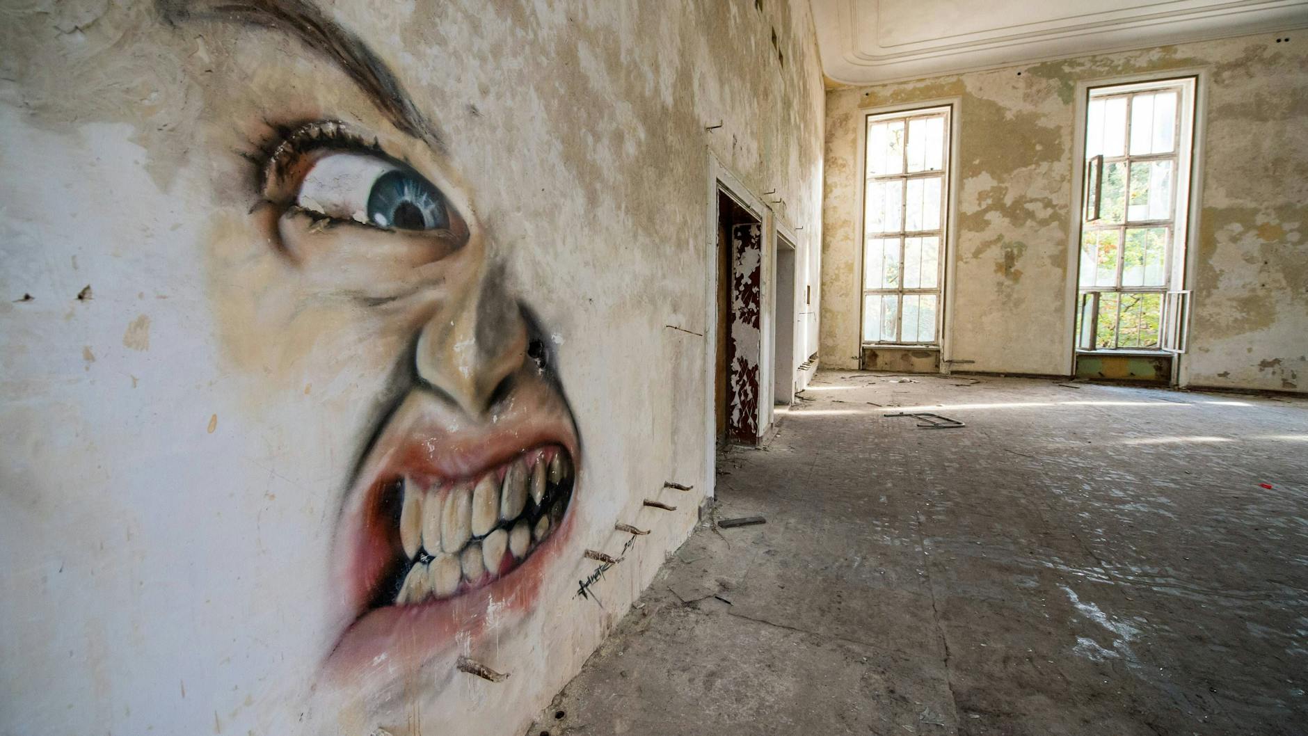 In vielen Lost Places – wie hier in einer ehemaligen Kaserne – haben sich Sprayer verewigt.