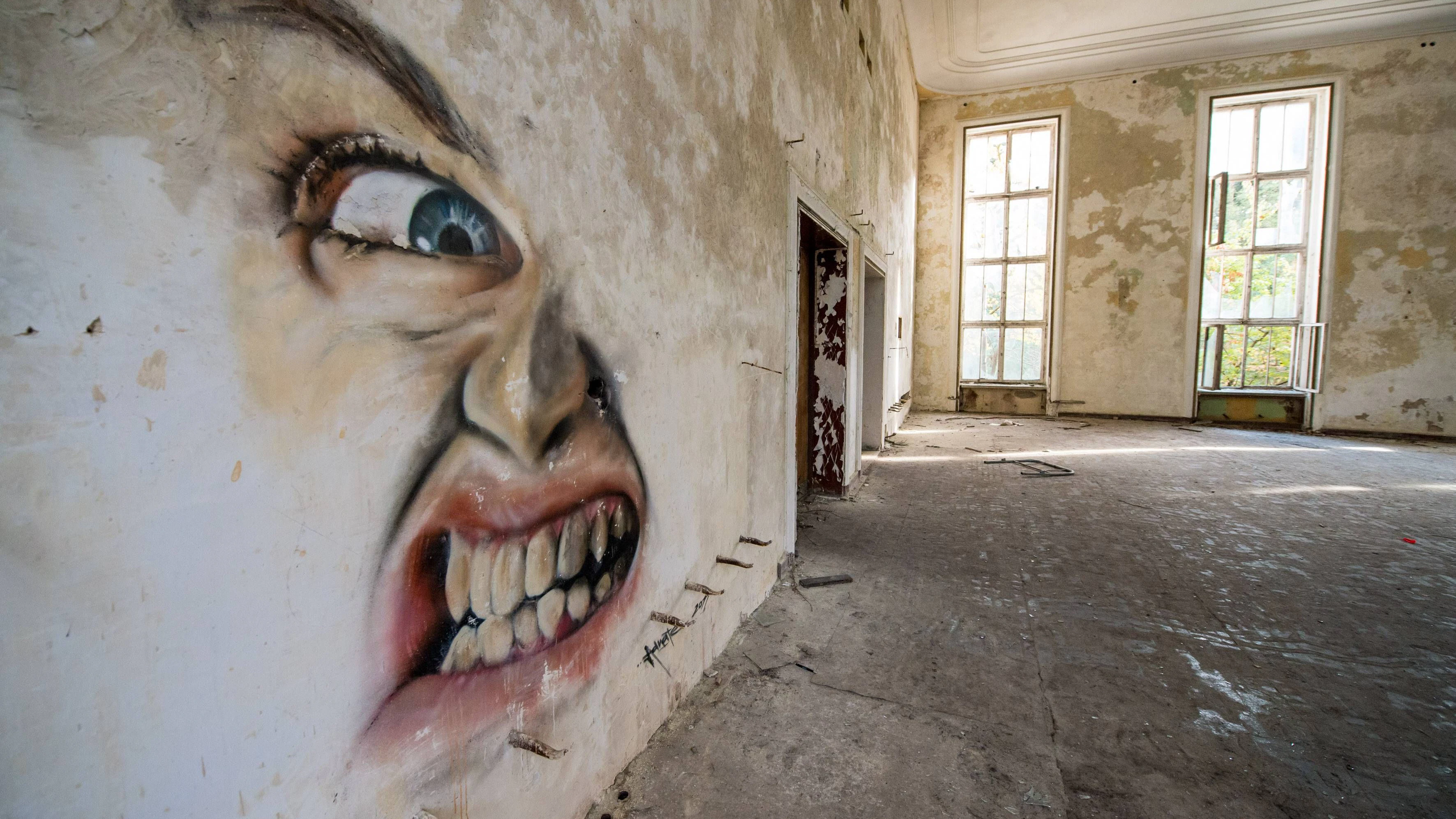 In vielen Lost Places – wie hier in einer ehemaligen Kaserne – haben sich Sprayer verewigt.
