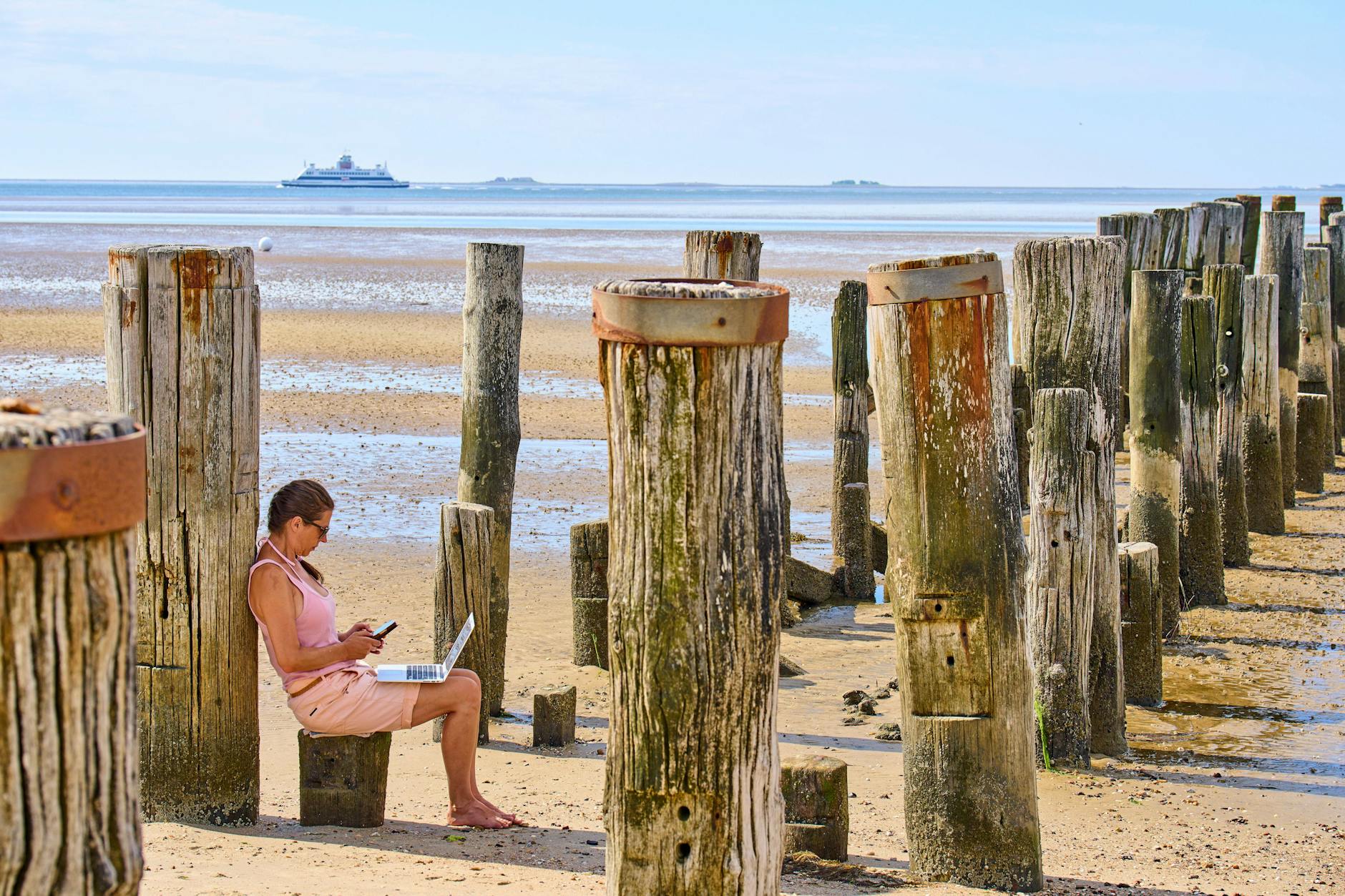 Viele Erwerbstätige müssen auch im Sommerurlaub für den Arbeitgeber erreichbar sein.