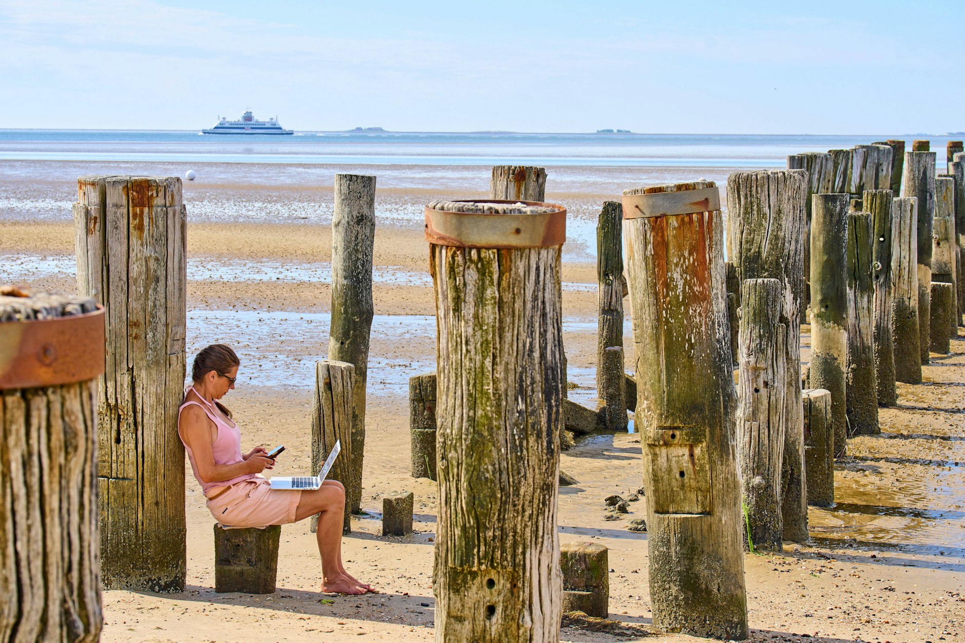 Viele Erwerbstätige müssen auch im Sommerurlaub für den Arbeitgeber erreichbar sein.