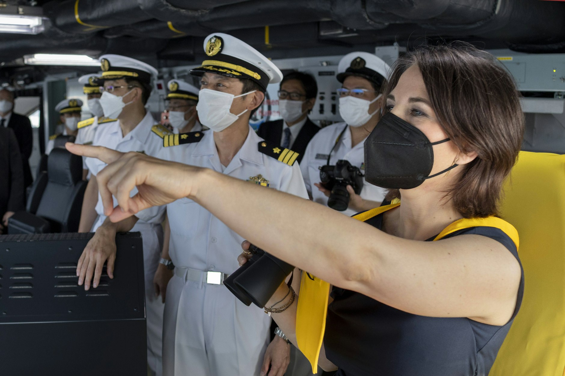 Annalena Baerbock besucht die japanische Marine in Yokosuka.