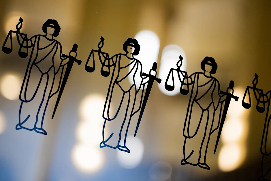 Die Justitia ist an einer Scheibe am Eingang zum Oberlandesgericht zu sehen. (Symbolbild).
