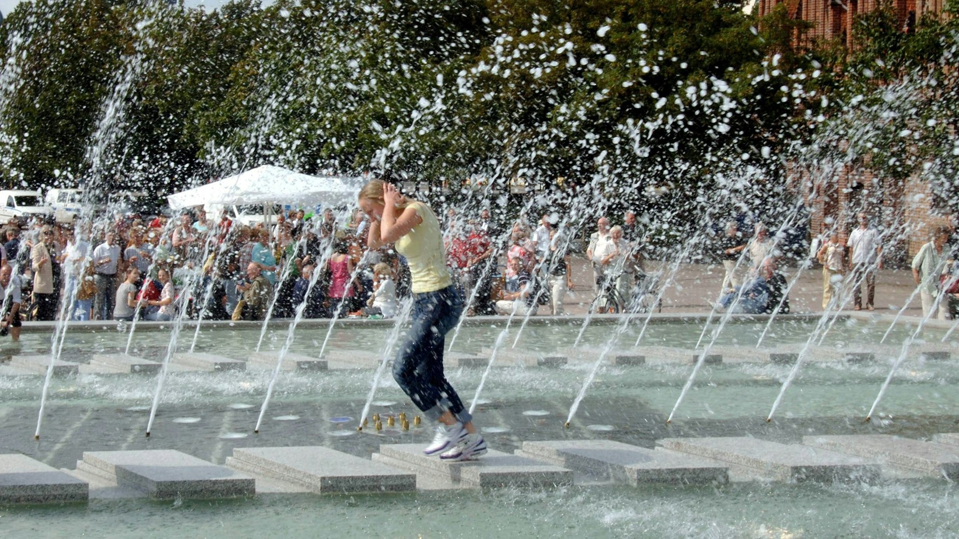 auch die Wasser-Kaskaden am Alexanderplatz sind in der Karte verzeichnet, hier herrscht allerdings pralle Sonne.
