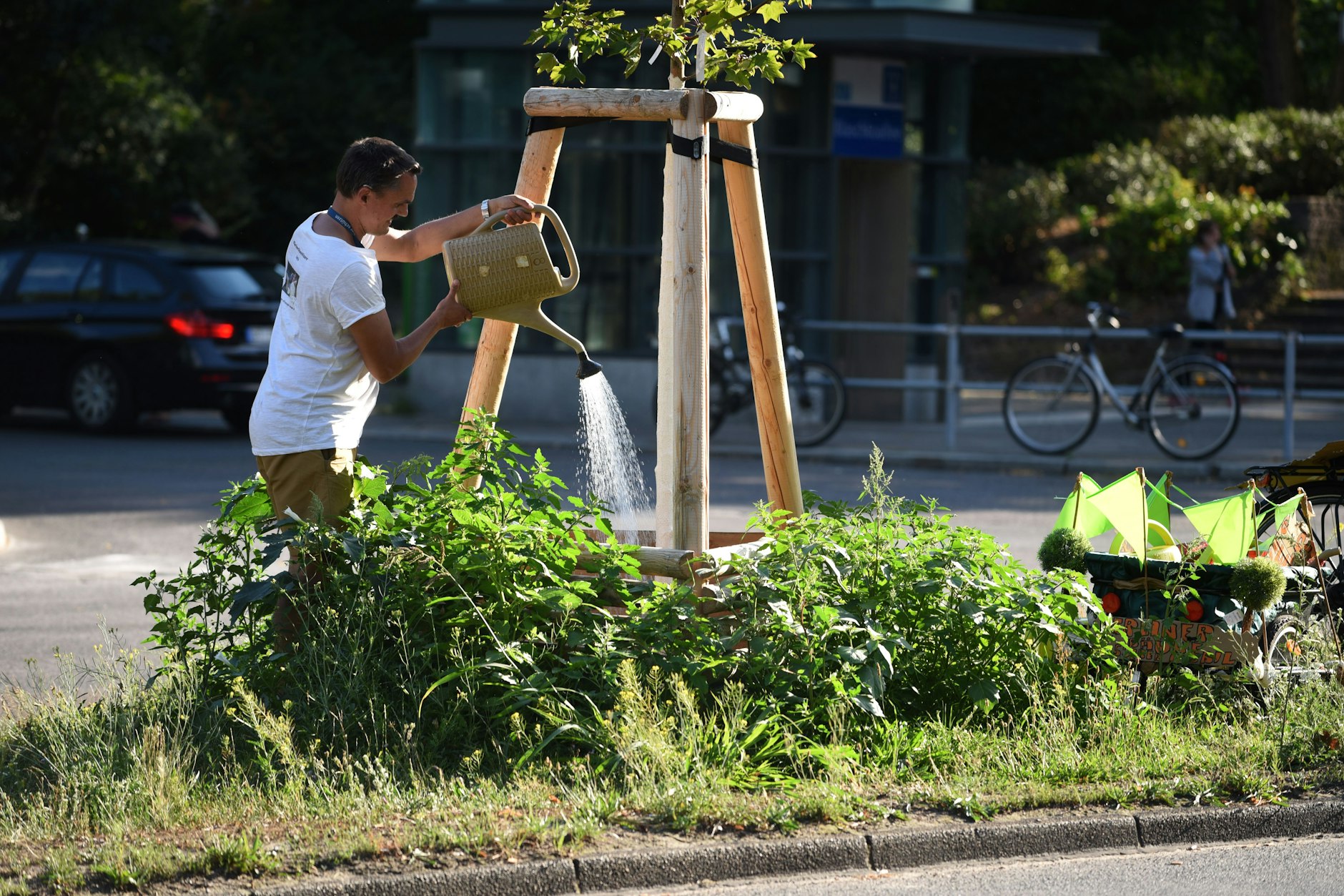 Viele Berliner engagieren sich im Sommer und gießen gerade junge Straßenbäume.