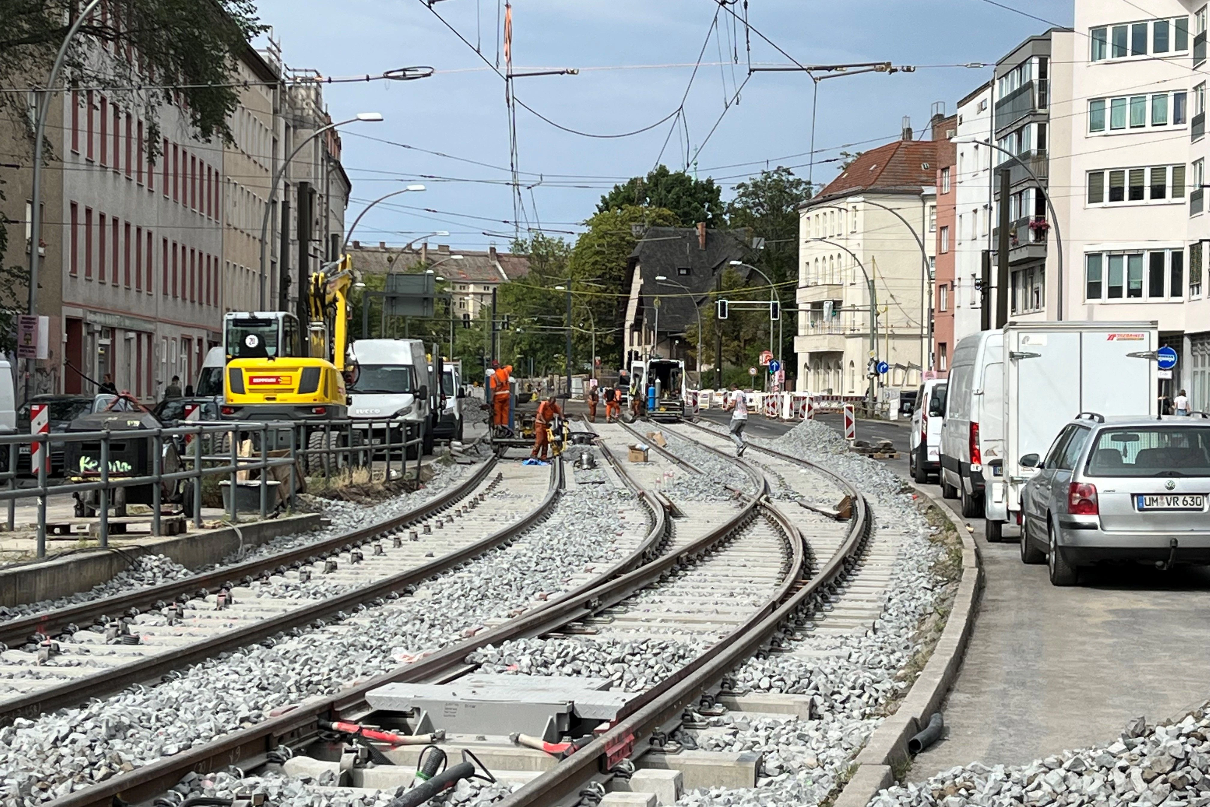 Die Baustelle auf der Berliner Allee. Der dreigleisige Bereich entsteht neu. Um die aktuellen Sicherheitsabstände einhalten zu können, hätte man den Mittelstreifen zulasten der Autofahrbahn verbreitern müssen.