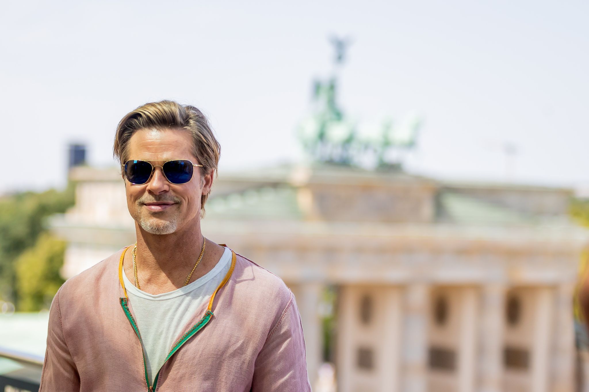 Image - Weltstar Brad Pitt in Berlin eingesegelt: Er trägt Rosa und einen Rock und er hadert mit seinem Schicksal. Warum eigentlich?