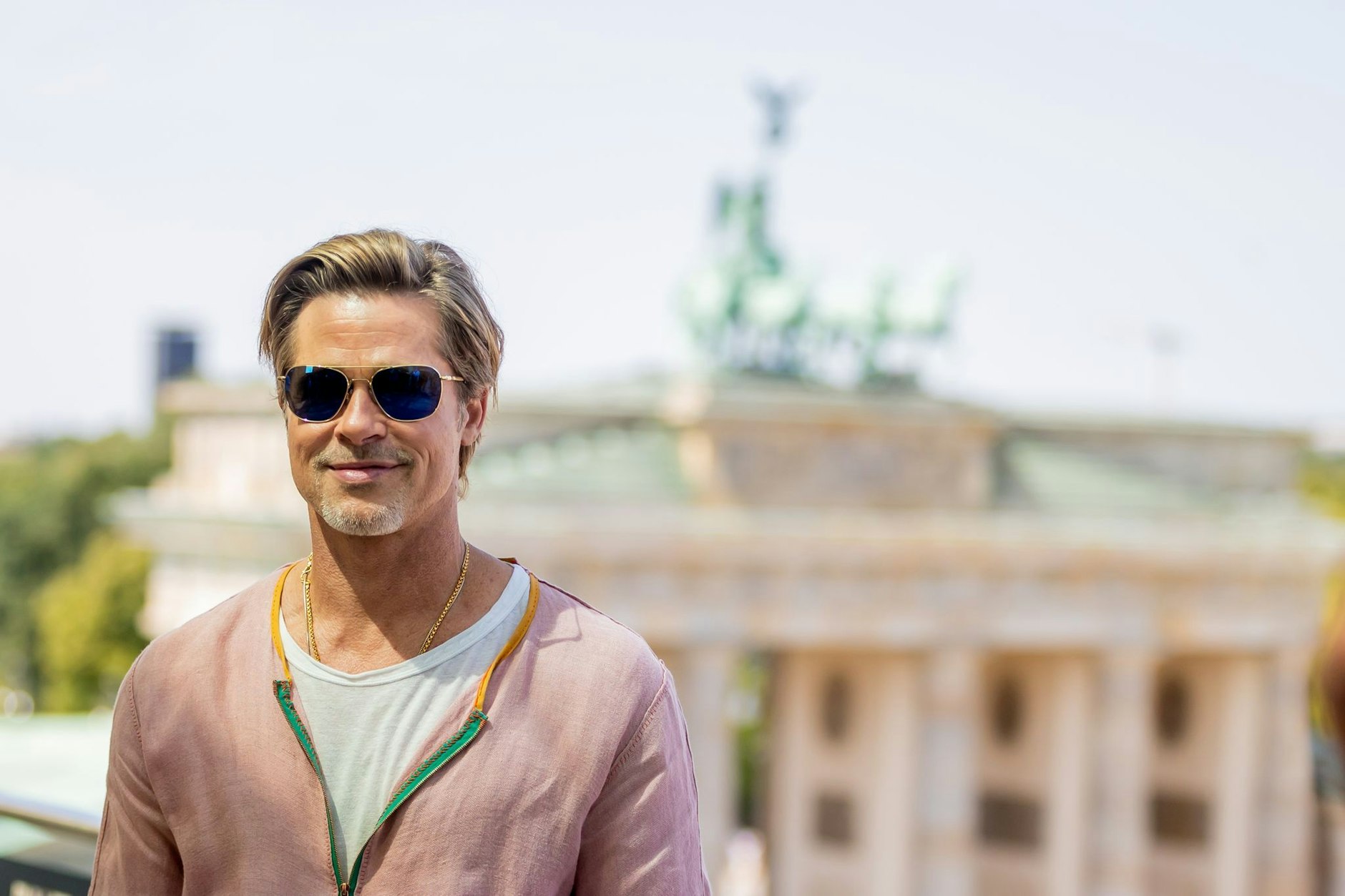Superstar Brad Pitt zeigt sich am Dienstag auf einer Terrasse der Akademie der Künste am Brandenburger Tor.