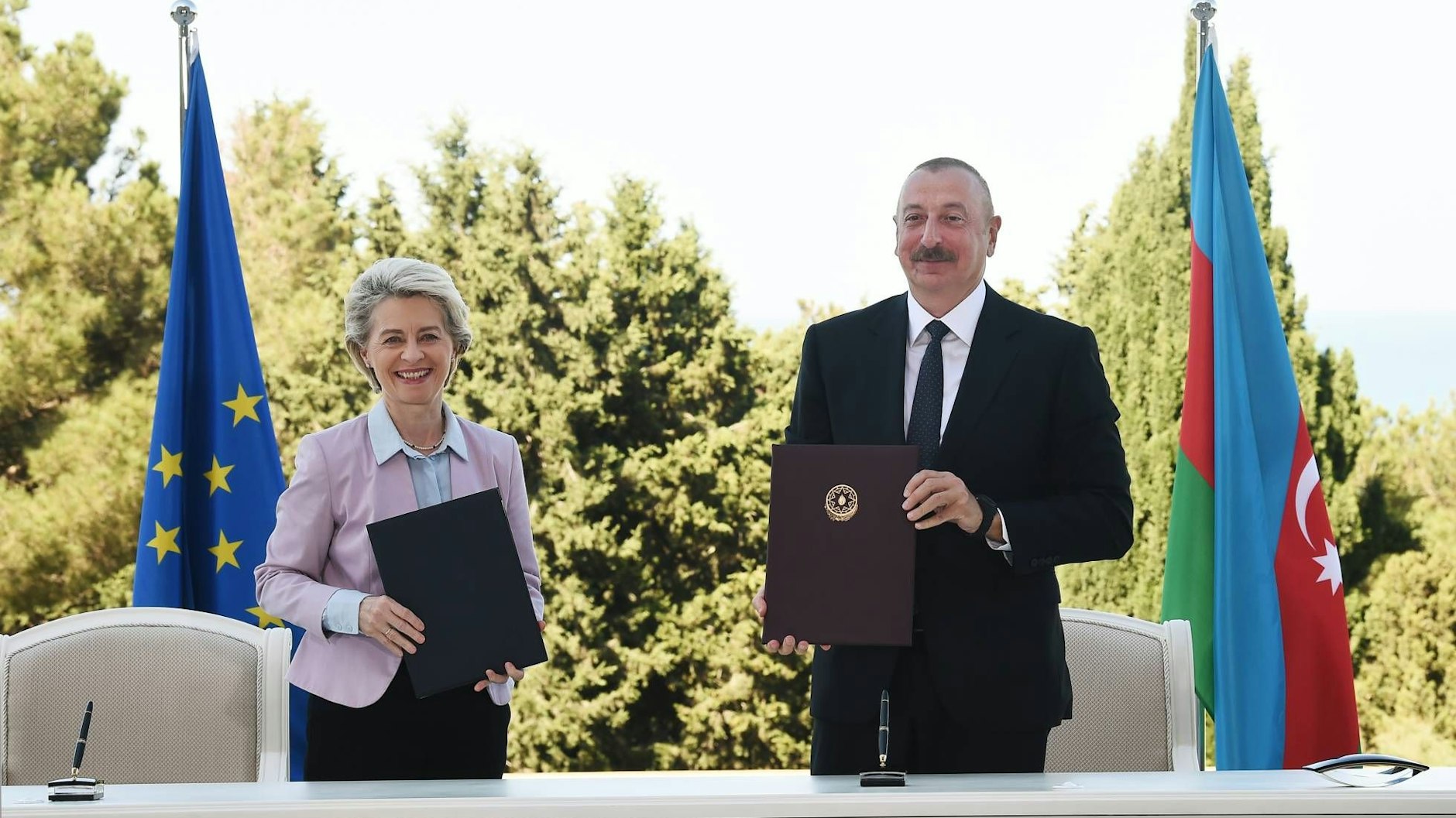 EU-Kommissionspräsidentin Ursula von der Leyen und  Präsident Ilham Aliyev vereinbarten eine Verdoppelung aserbaidschanischer Gaslieferungen nach Europa binnen fünf Jahren.