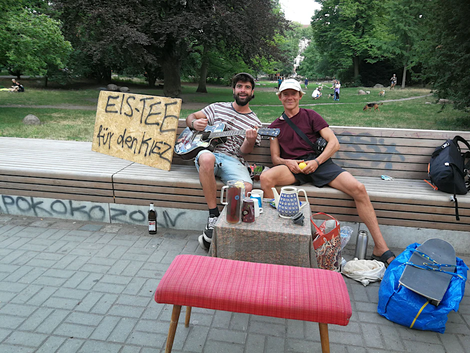 Christof Sotiropoulos mit einem Freund, der ihm beim Aufbau half.
