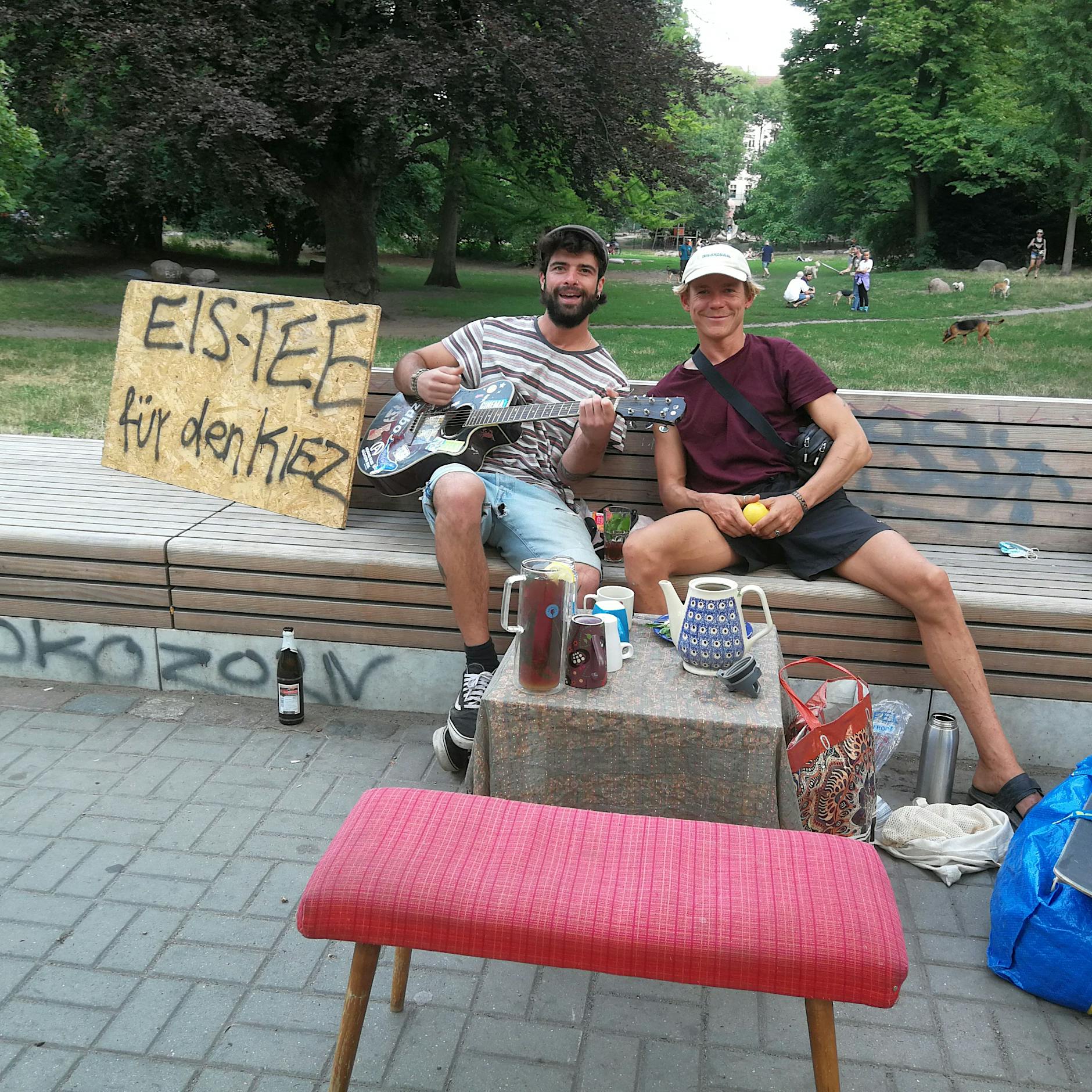 Experiment in Neuköllner Park: Eistee gegen Hitze für alle! Funktioniert das?