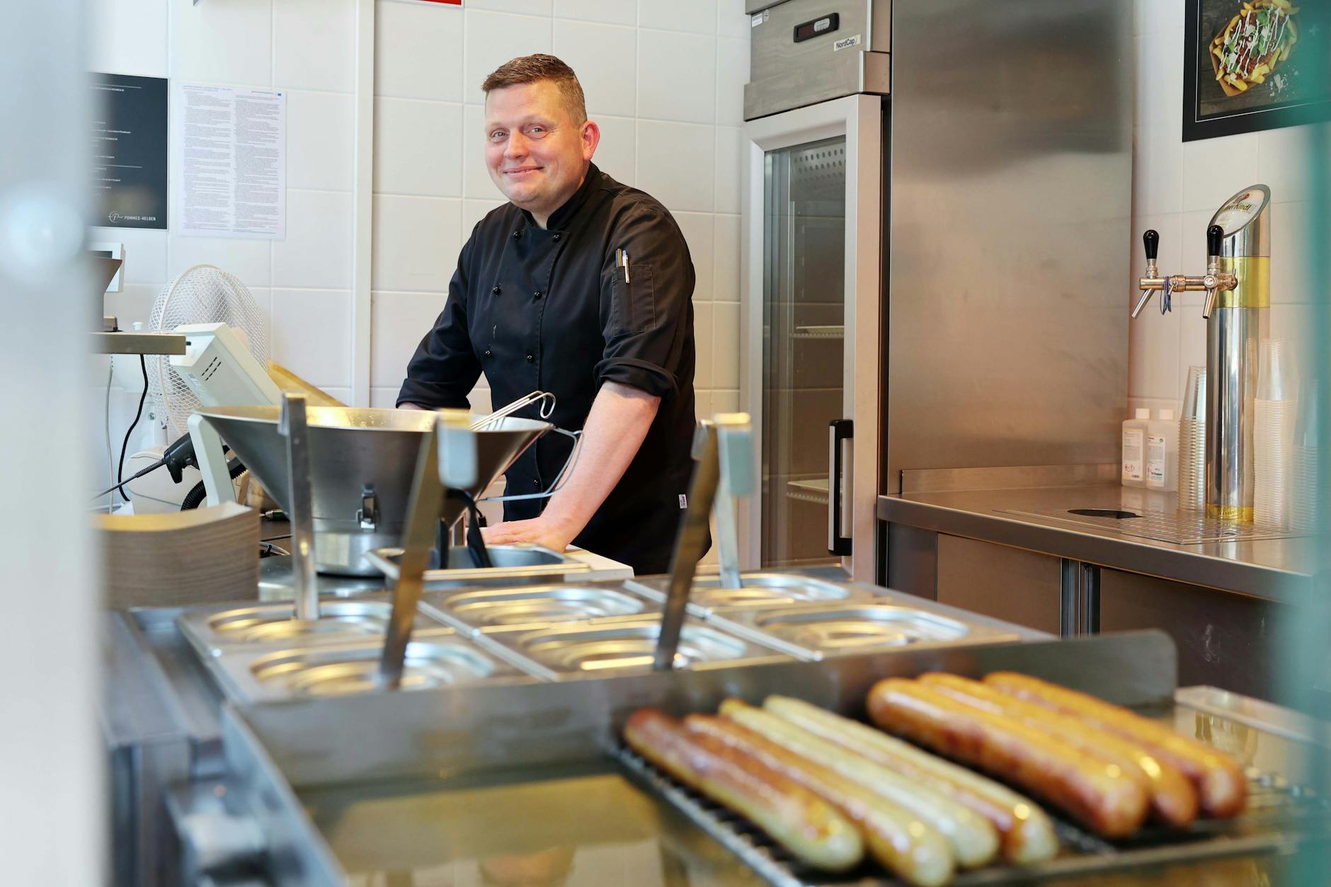 Daniel steht für die Pommeshelden an der Fritteuse.