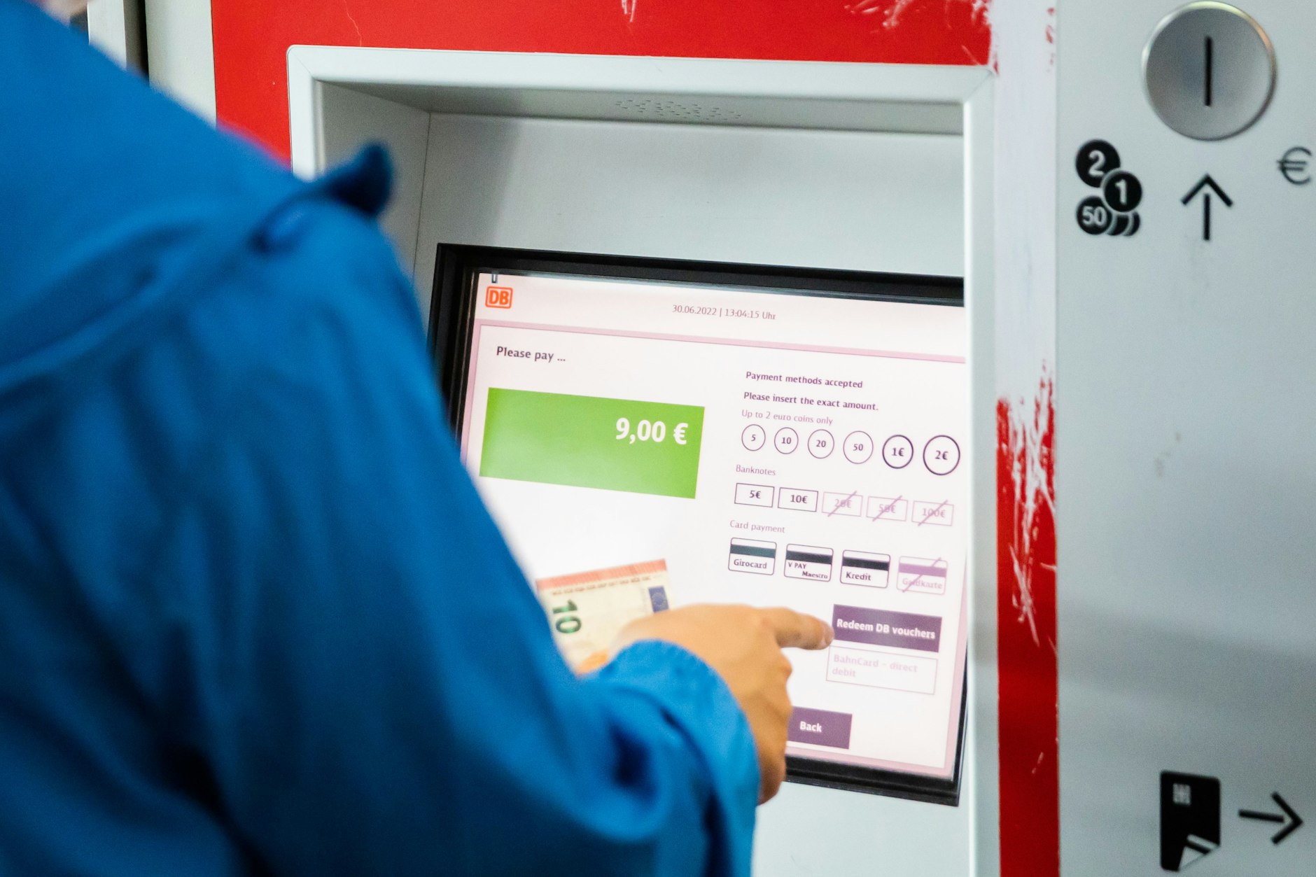 Ein Fahrgast kauft am Berliner Hauptbahnhof das 9-Euro-Ticket. Wie teuer wird Bus- und Bahnfahren ab September?