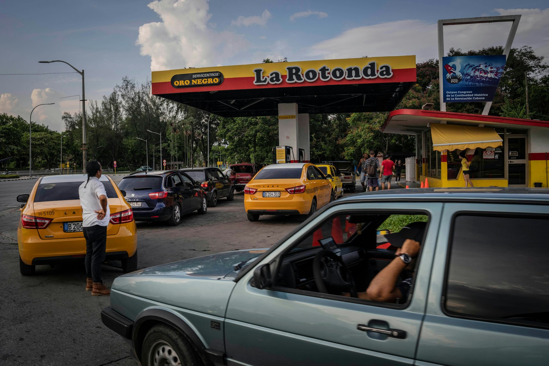 Schlange stehen vor der Tankstelle ist auf Kuba Alltag geworden.