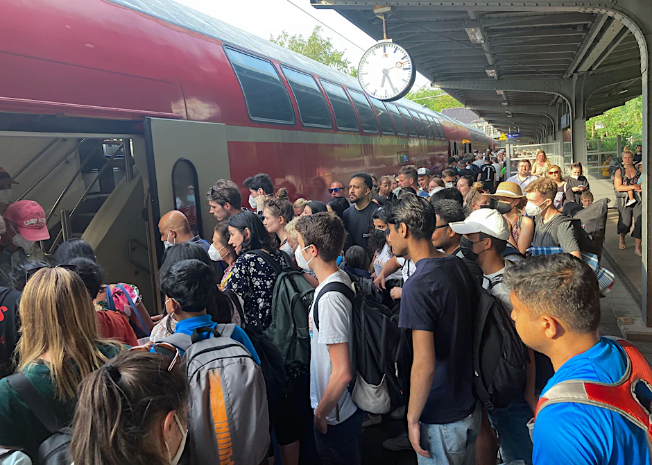 Menschen drängen am Bahnsteig in einen Zug, hier im Juni in Travemünde.