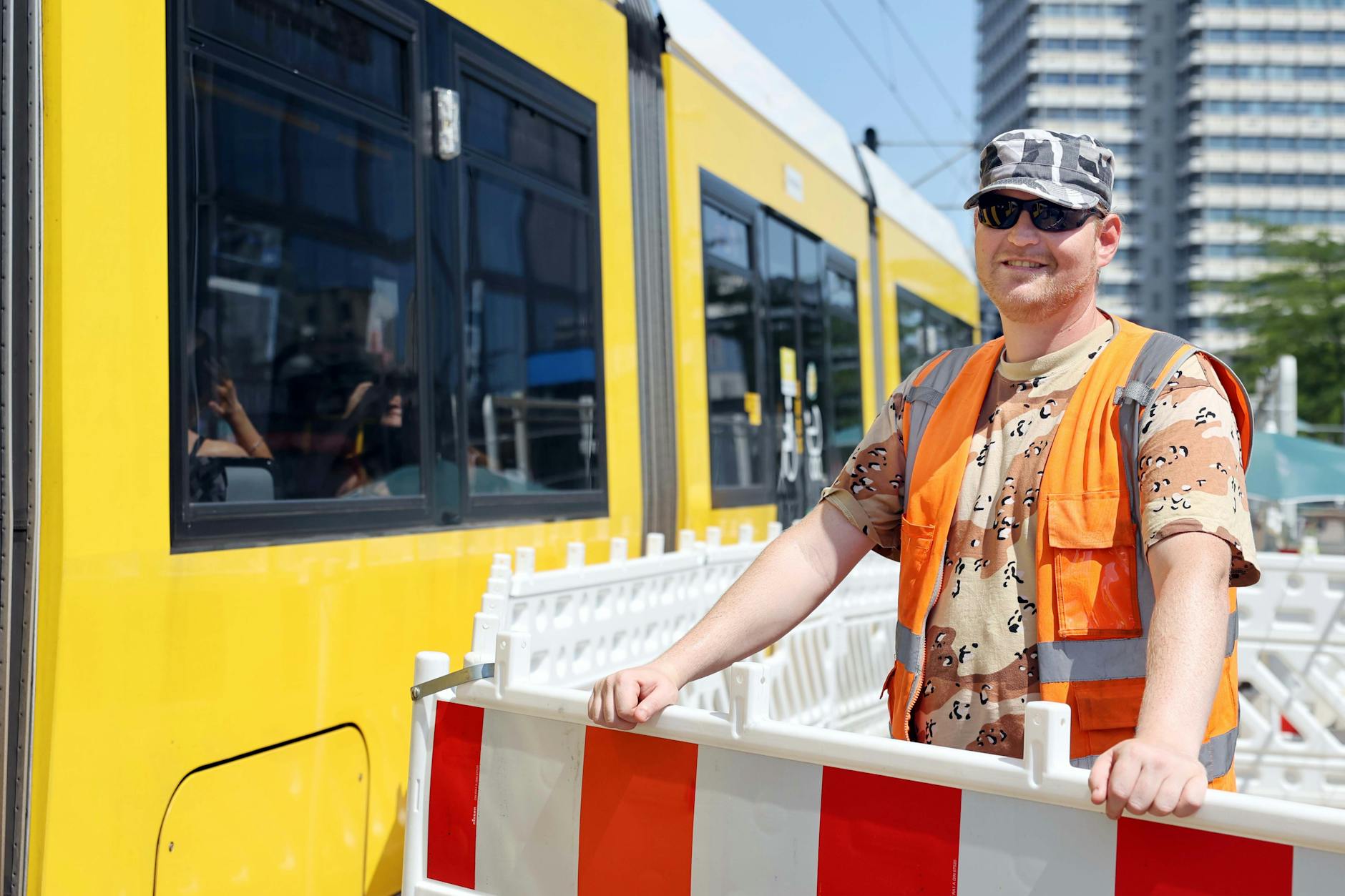 Basti Müller öffnet die Schranke am Alex für die passierenden Trams.