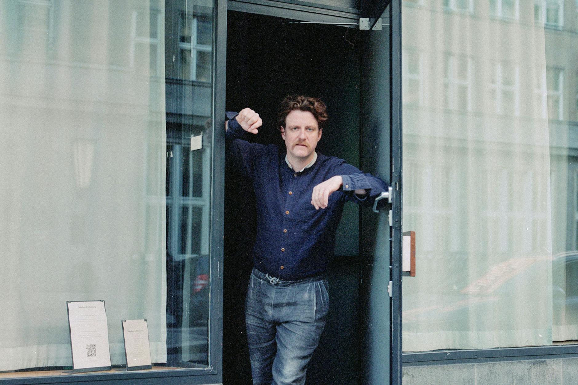 Von außen ist das Restaurant ganz unscheinbar: Billy Wagner in der Tür vom Nobelhart & Schmutzig.