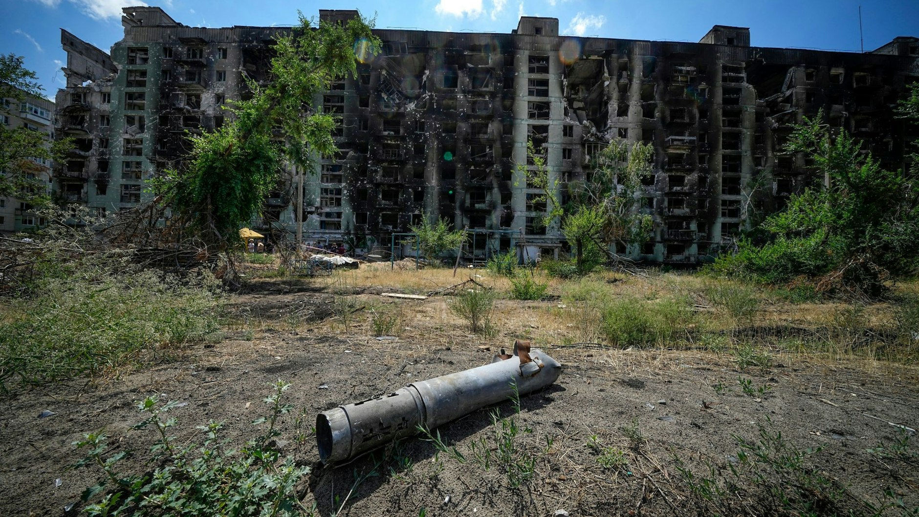 Ein Raketenteil in der Nähe eines beschädigten Wohnhauses in Sjewjerodonezk.