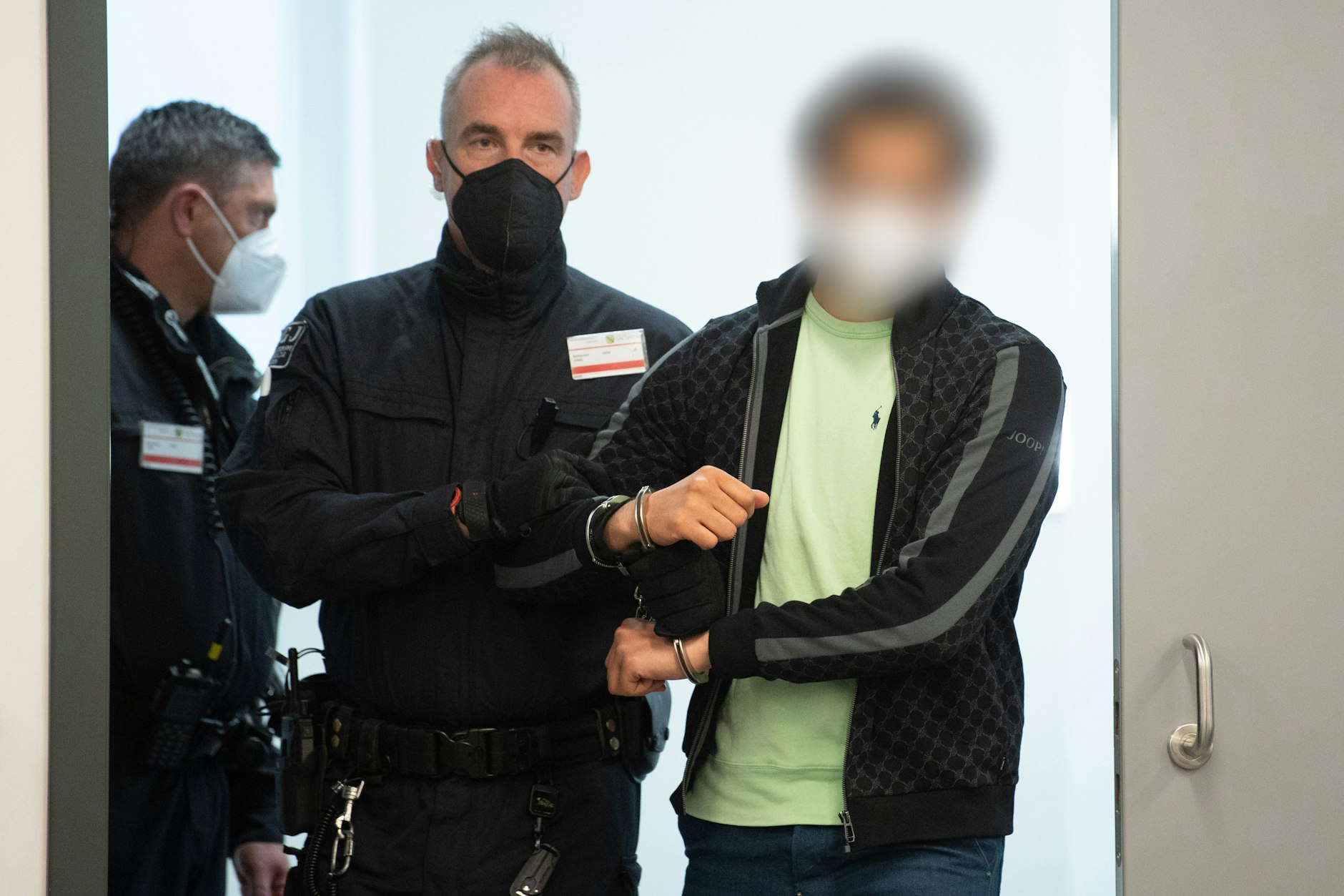 Ein Angeklagter im Prozess um den Juwelenraub im Grünen Gewölbe wird in den Verhandlungssaal im Landgericht geführt.