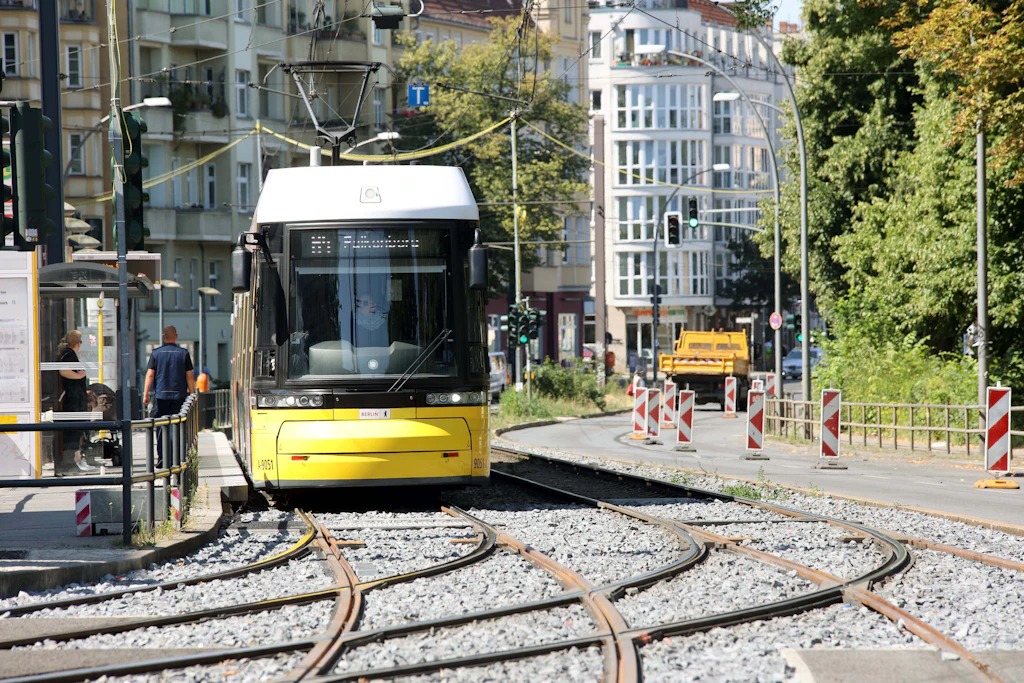 Schildbürgerstreich oder Blamage? Überholverbot für die Straßenbahn