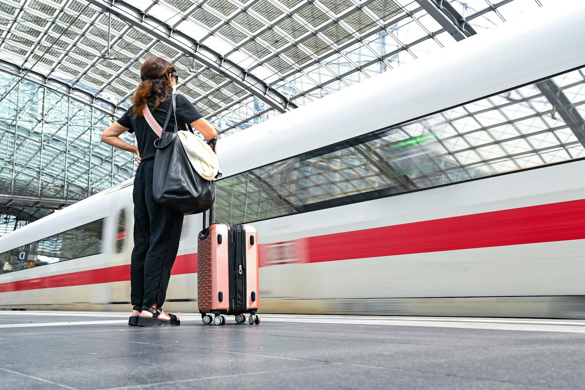Ein Intercity Express, kurz ICE, im Hauptbahnhof. Bislang brauchten diese Züge laut Fahrplan eine Stunde und 42 Minuten zwischen Berlin und Hannover. Jetzt ist ein Teil länger unterwegs.