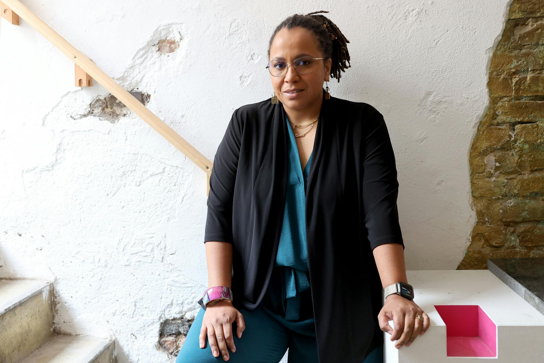 Tupoka Ogette im Atelier ihres Mannes Stephen Lawson