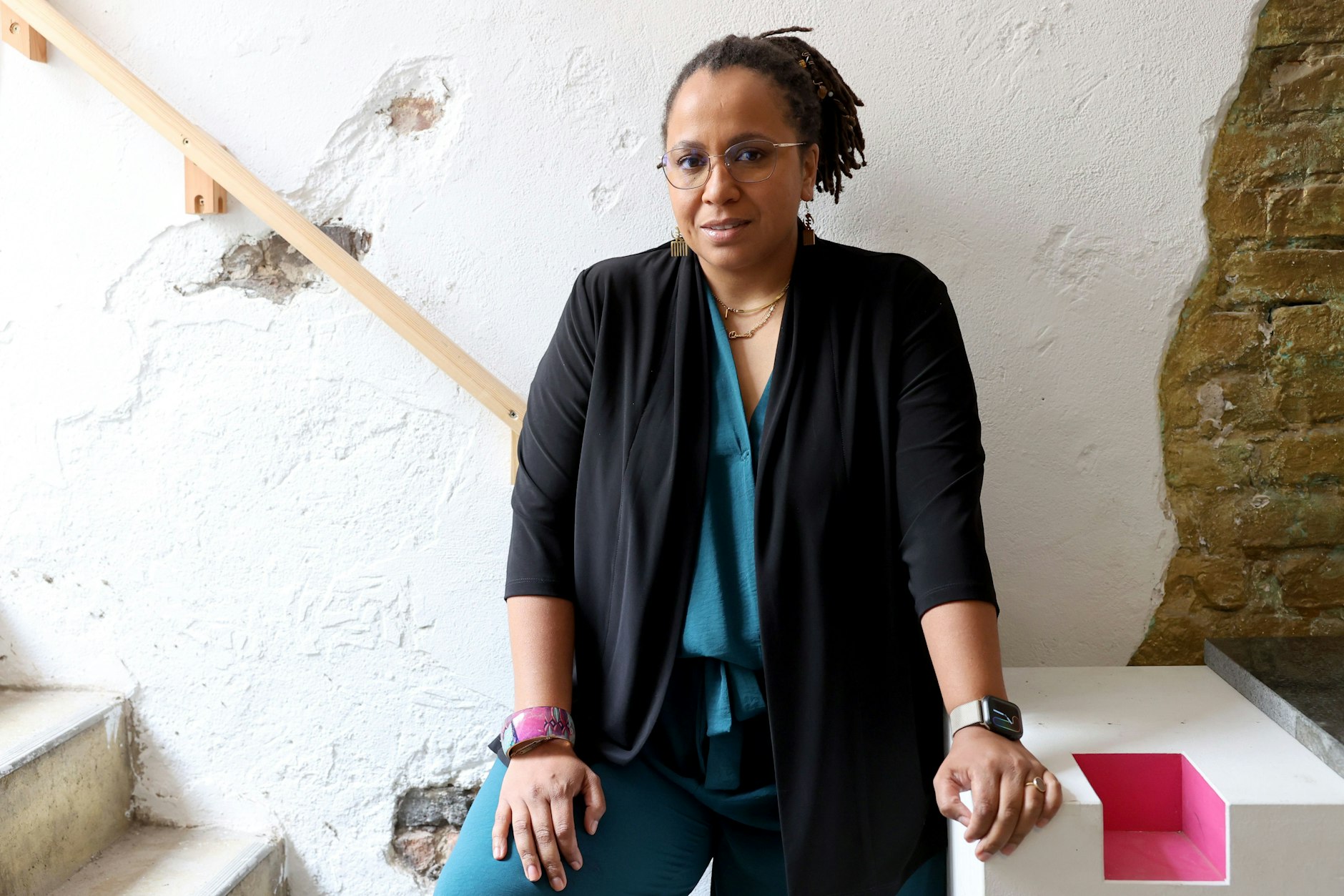 Tupoka Ogette im Atelier ihres Mannes Stephen Lawson