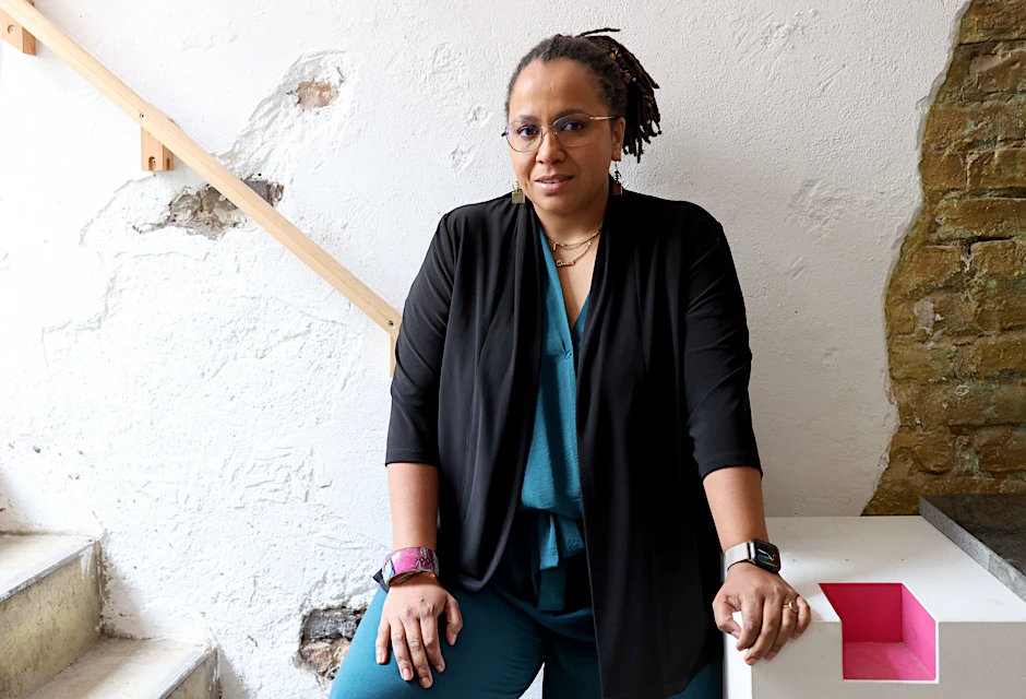 Tupoka Ogette im Atelier ihres Mannes Stephen Lawson