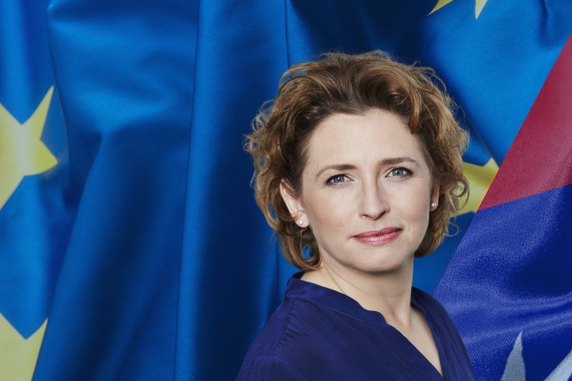 Nicola Beer mit den Fahnen der EU und von Taiwan