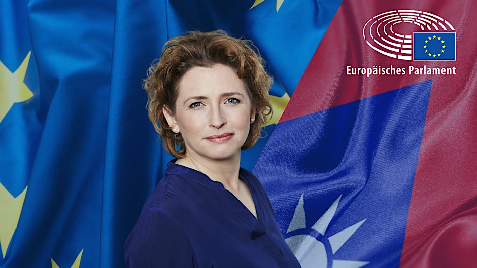 Nicola Beer mit den Fahnen der EU und von Taiwan