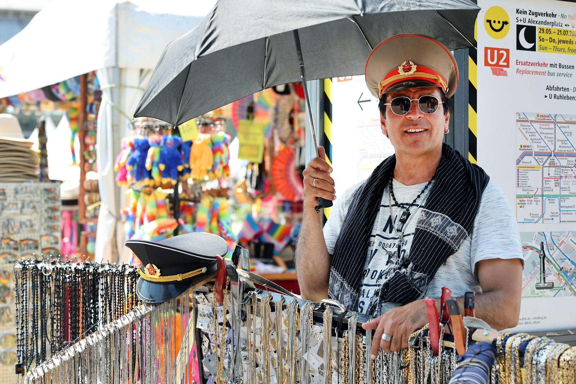 Bauchladen-Verkäufer Merkan versucht, sich vor der gnadenlosen Sonne zu schützen.