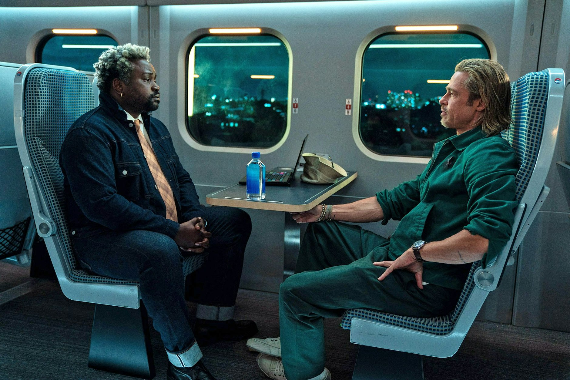 Brian Tyree Henry (l.) als Lemon und Brad Pitt als Ladybug in einer Szene des Films „Bullet Train“
