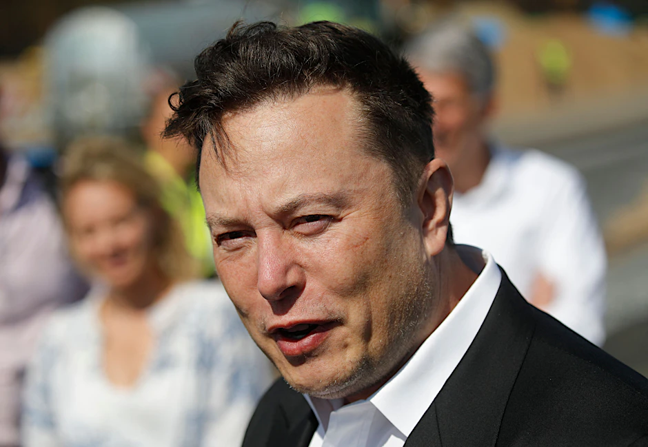 Tesla-Chef Elon Musk bei einer Besichtigung der Tesla-Gigafactory in Grünheide