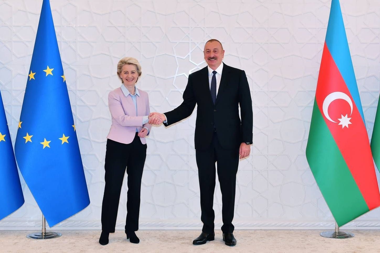 EU-Kommissionspräsidentin Ursula von der Leyen mit Aserbaidschans Präsident Ilham Aliyev