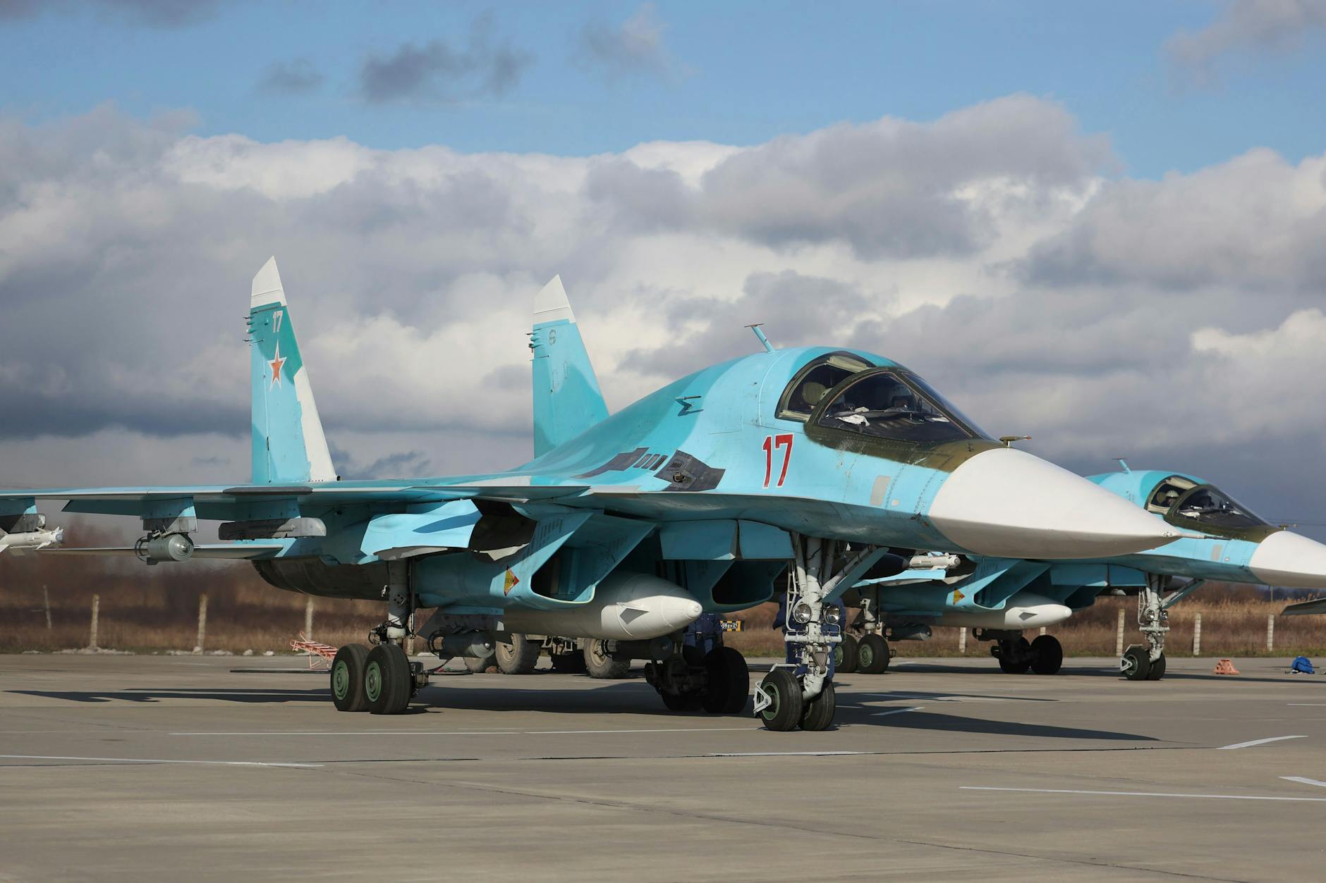 Russische Sukhoi Su-34 Jagdbomber parken vor einer Militärübung auf einem Flugplatz in der südrussischen Region Krasnodar (Archivfoto).