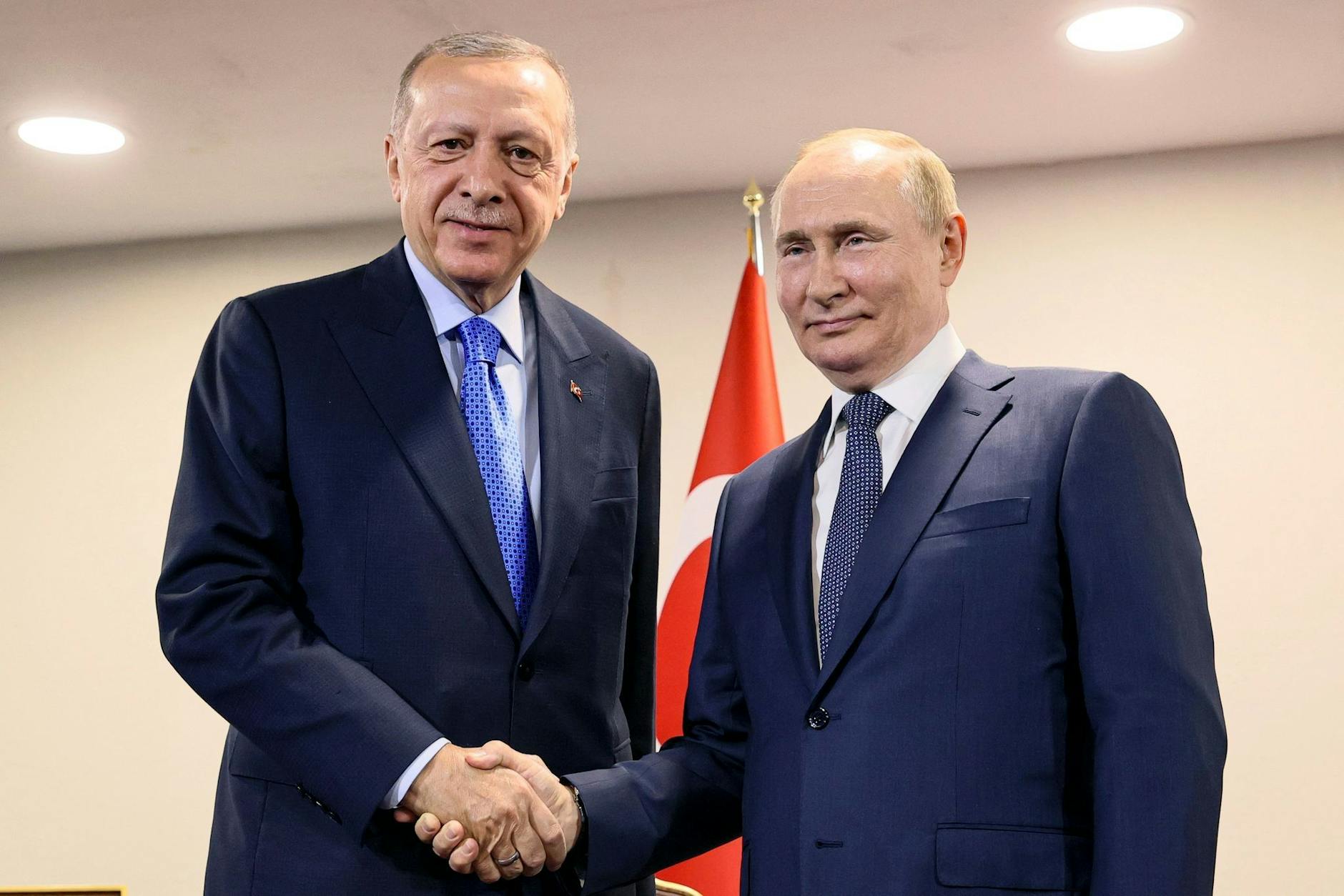 Das von der staatlichen russischen Nachrichtenagentur Sputnik verbreitete Bild zeigt Wladimir Putin und Recep Tayyip Erdogan bei ihrem Treffen im Iran. Kremlin/AP/dpa