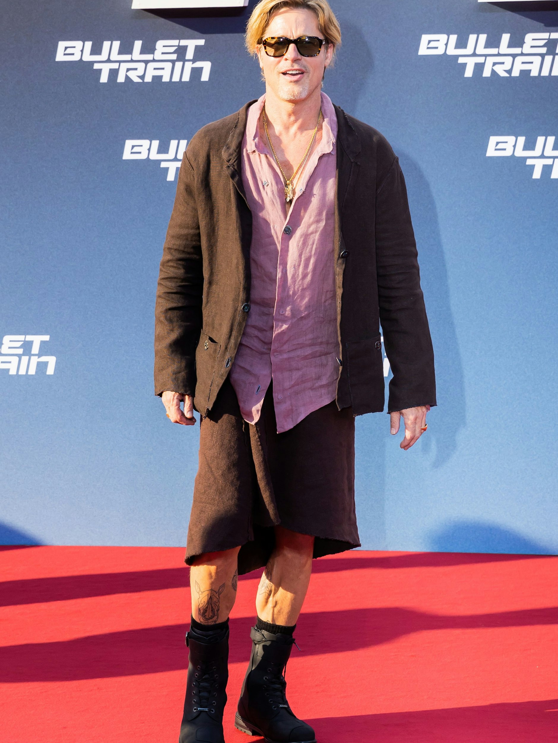 Zur Premiere im Berliner Zoo-Palast erschien Brad Pitt dann im Rock.