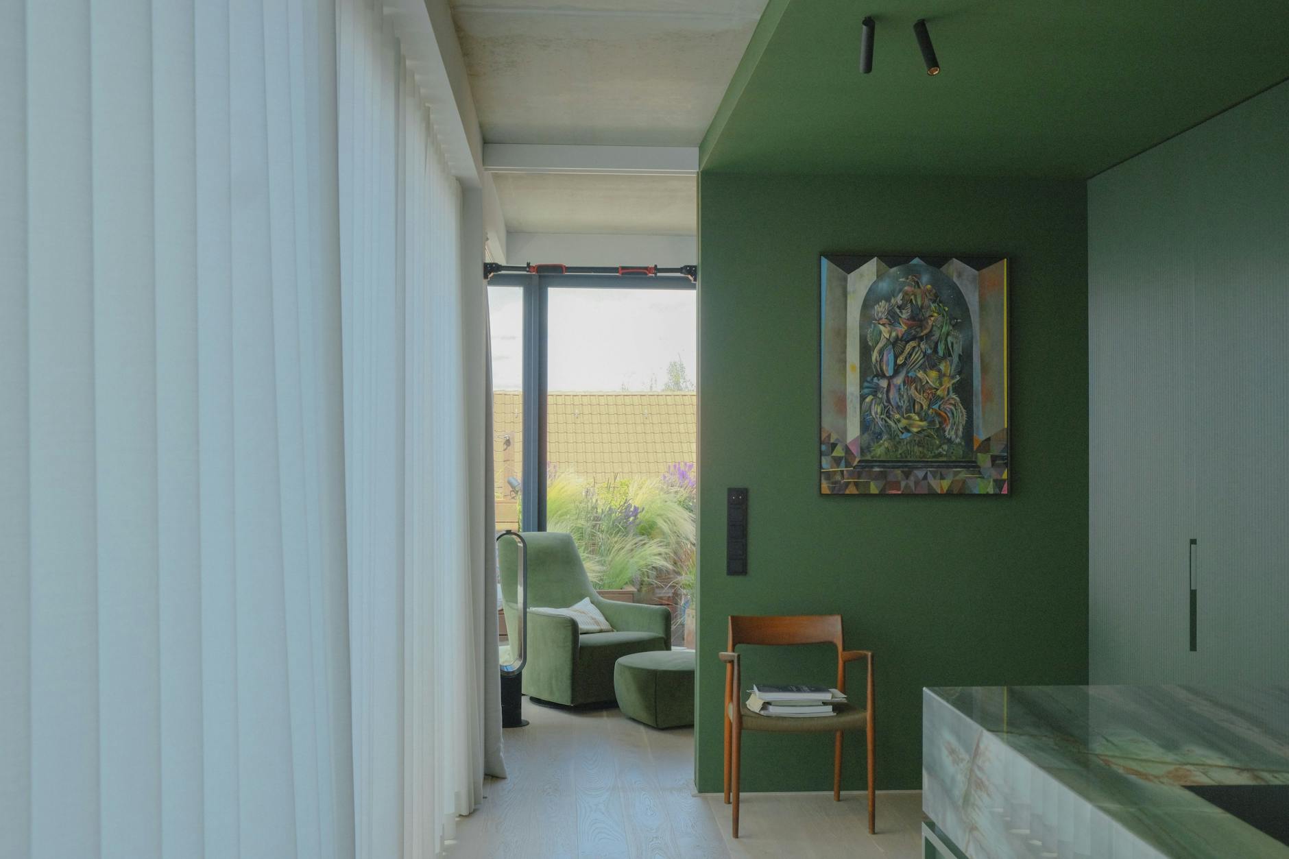 Blick vom Wohnzimmer durch die Küche ins Schlafzimmer: Rechts hängt eine Arbeit des Illustratoren Olaf Hajek.