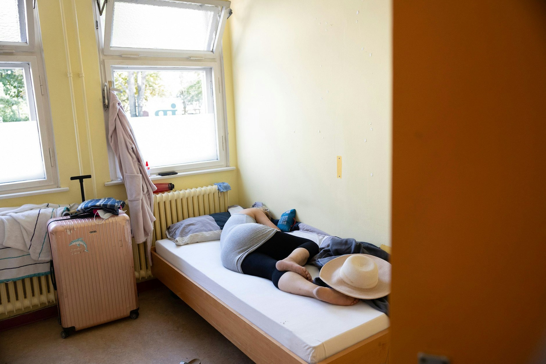 Bedürftige können sich tagsüber von dem Hitzestress erholen, duschen und sich hinlegen.